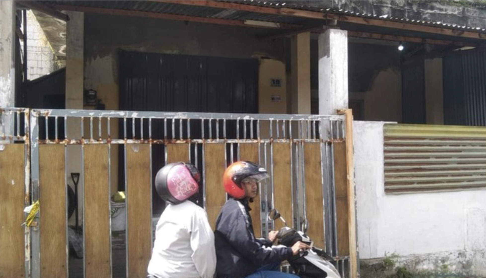 Rumah kos di Jalan Ikan Gurami, Kelurahan Tunjungsekar, Kecamatan Lowokwaru, Kota Malang, yang menjadi lokasi pembunuhan perempuan, Sabtu (27/12) malam.