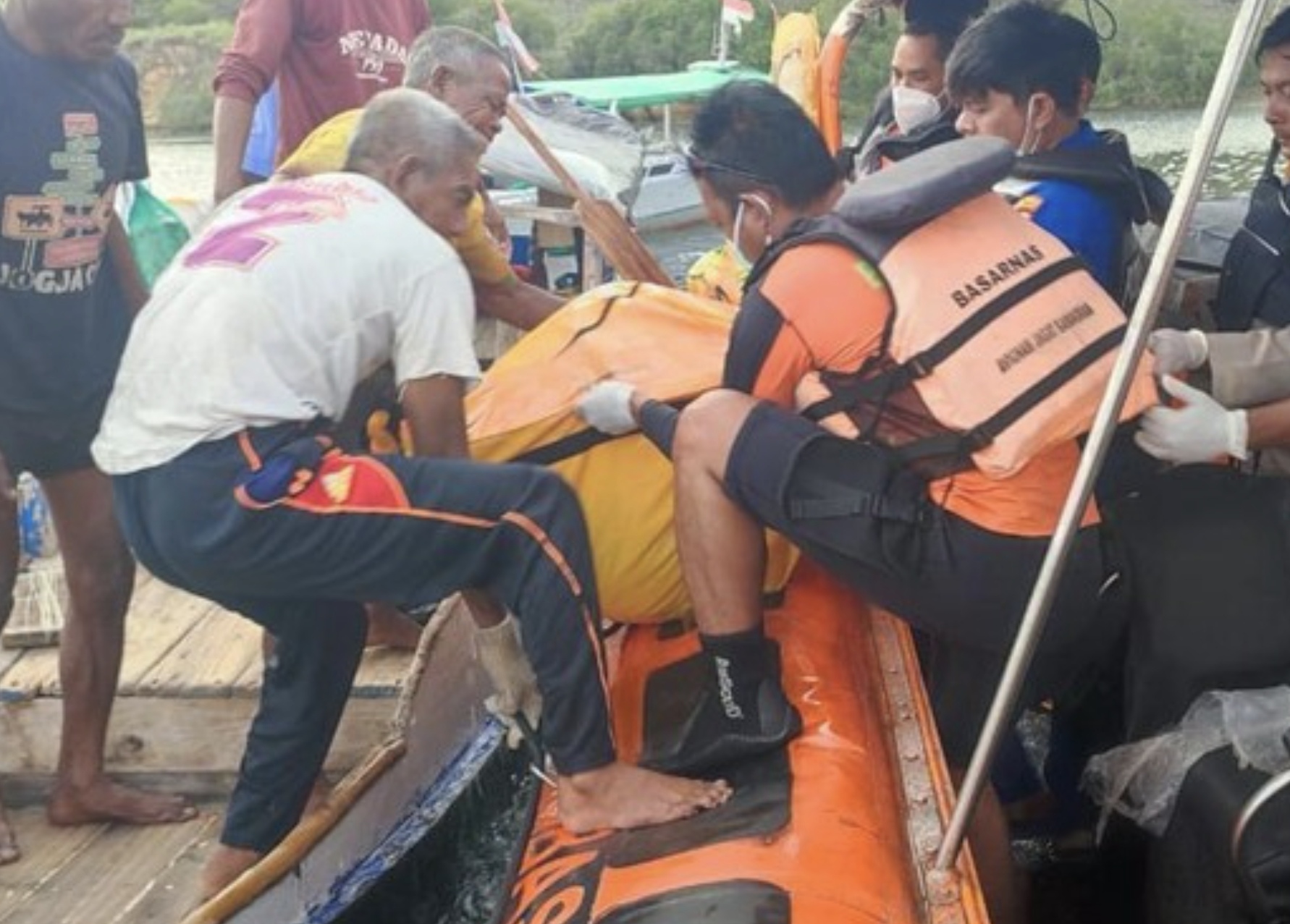 Jenazah salah satu dari empat korban tenggelamnya kapal pinisi Putri Sakinah di Selat Pulau Padar, Labuan Bajo yang hilang akhirnya ditemukan.