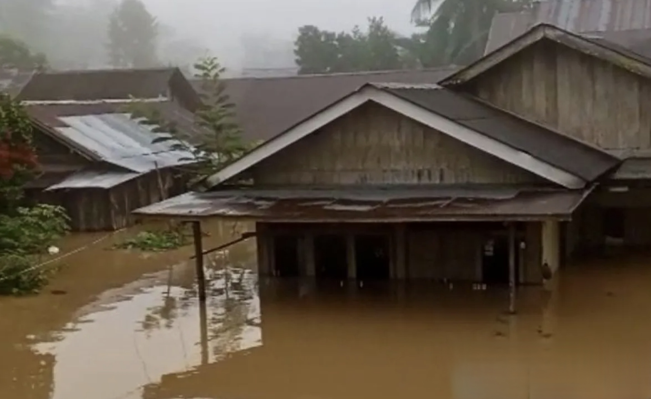 Banjir besar melanda sejumlah wilayah di Kalimantan Selatan membuat ribuan rumah terendam.