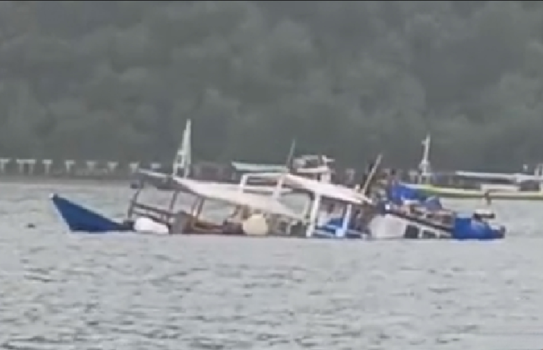 Detik-detik tenggelamnya Kapal pinisi Dewi Anjani tenggelam di Dermaga Pink, Labuan Bajo, Senin (29/12) pagi.