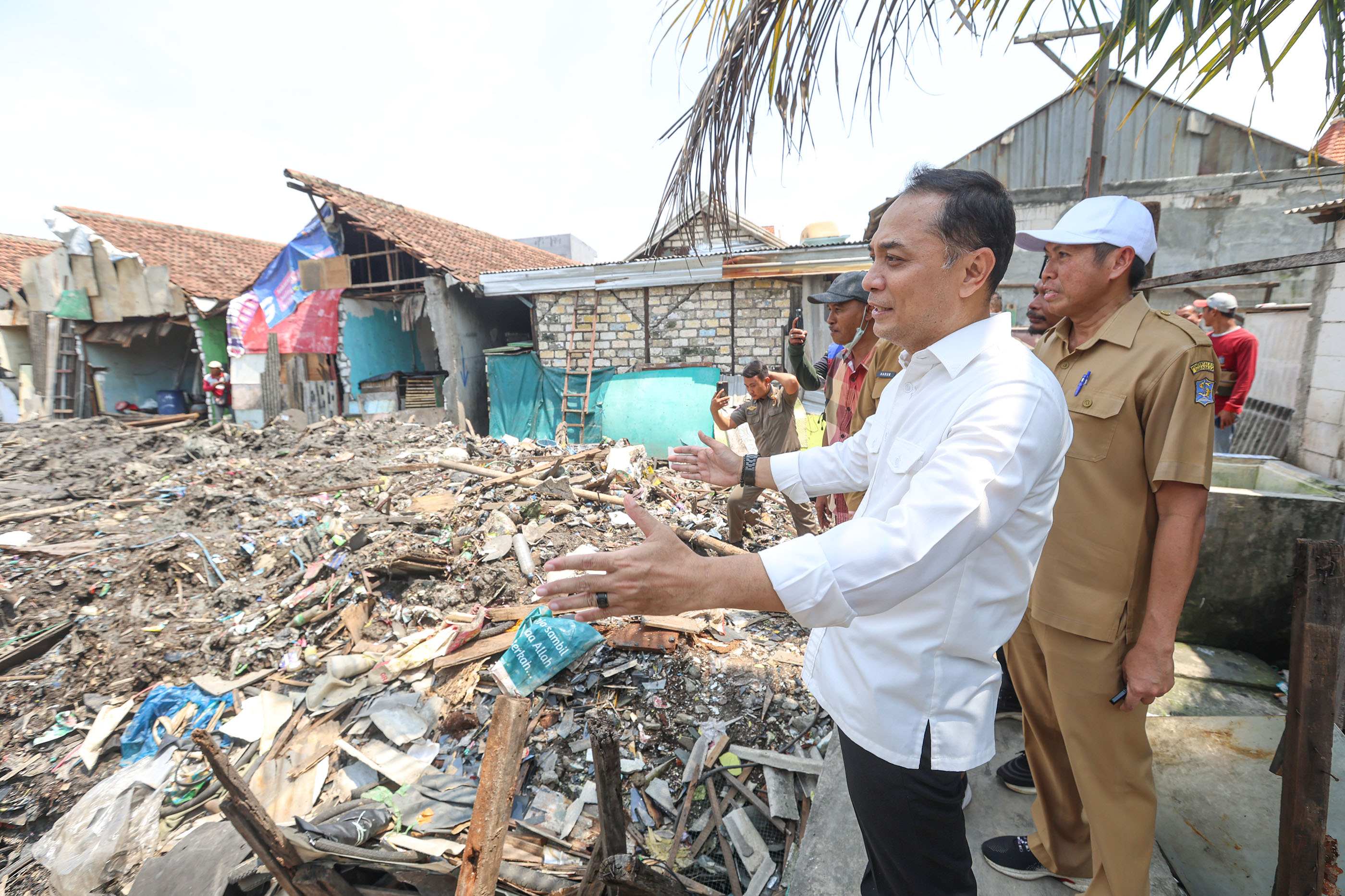 Wali Kota Surabaya Eri Cahyadi lakukan sidak normalisasi Sungai Kalianak.