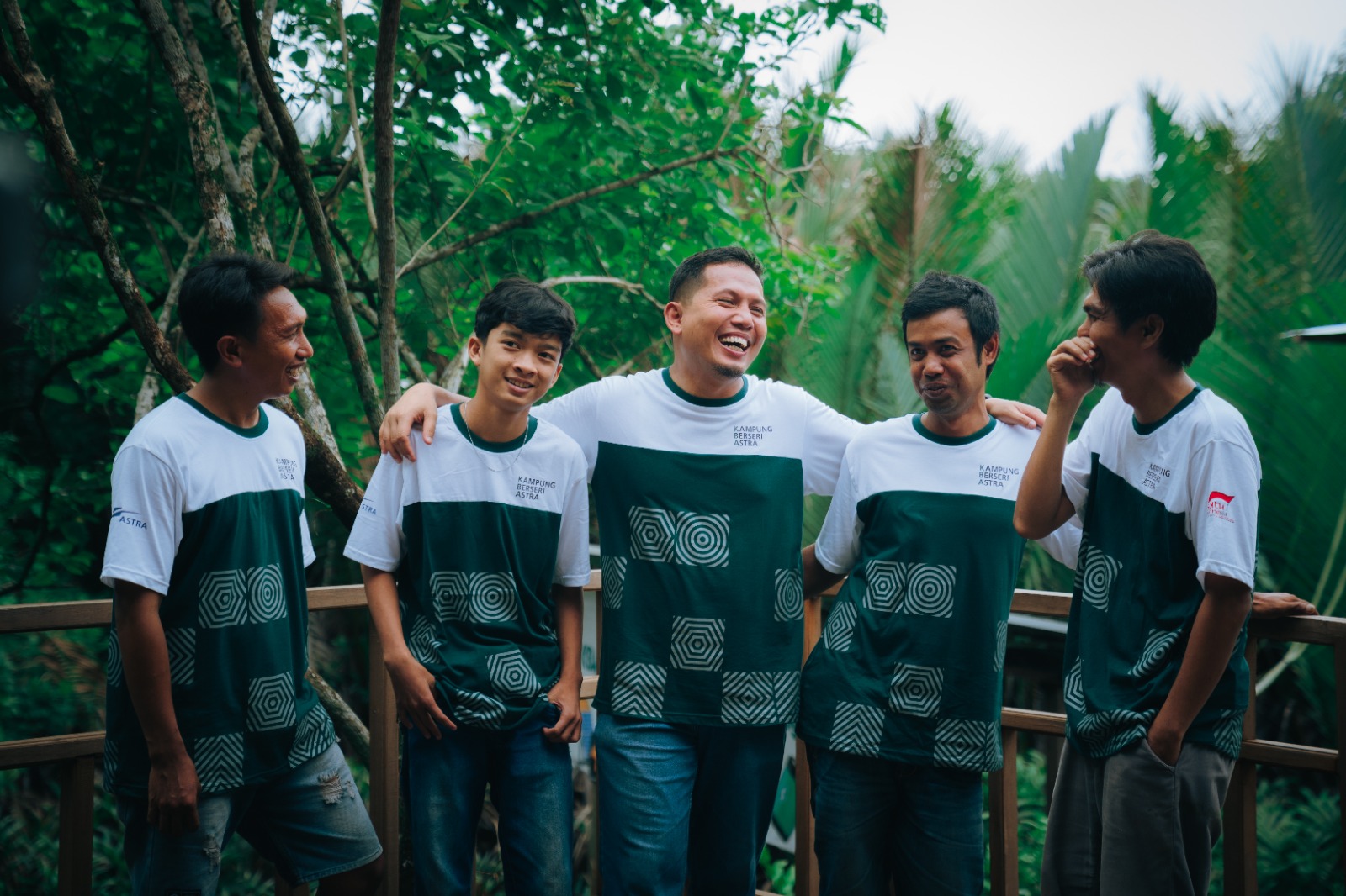 PAHLAWAN: Tokoh Penggerak Kampung Berseri Astra Rammang-Rammang, Zainal Abidin (tengah), bersama masyarakat.
