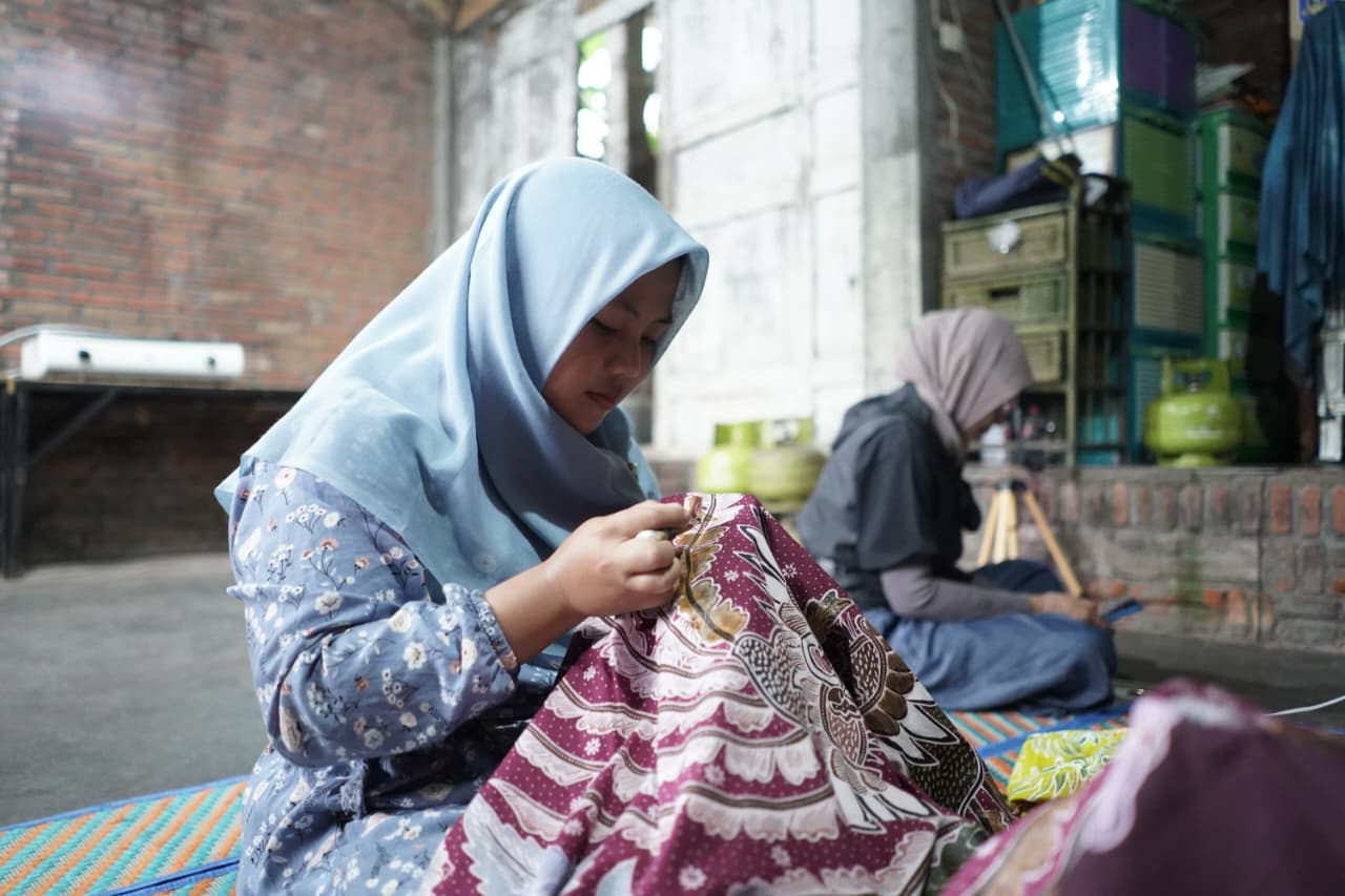 INOVASI: Proses membatik bantengan, warisan budaya khas Desa Sejahtera Astra Bumiaji, Kota Batu, yang berkembang melalui penguatan literasi, pendidikan komunitas, dan pemanfaatan teknologi.