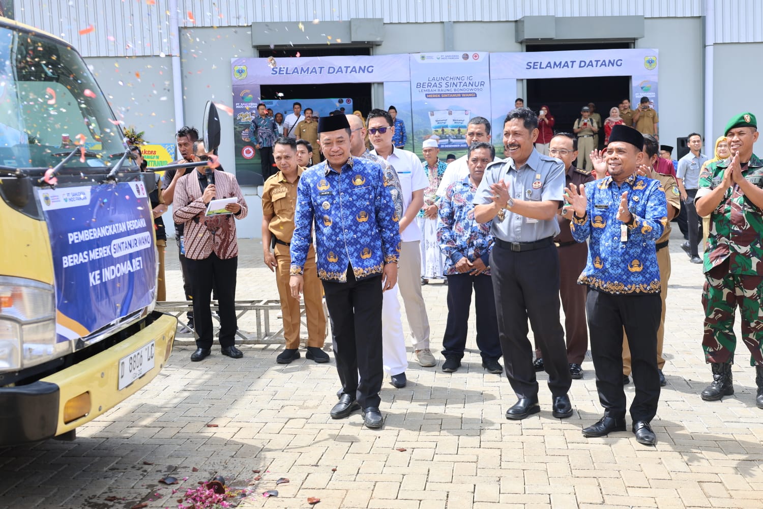 APRESIASI: Pemberangkatan puluhan ton beras Sintanur Lembah Raung Bondowoso ke Kabupaten Kepulauan Sangihe dan seluruh gerai salah satu minimarket waralaba di Jawa Timur.