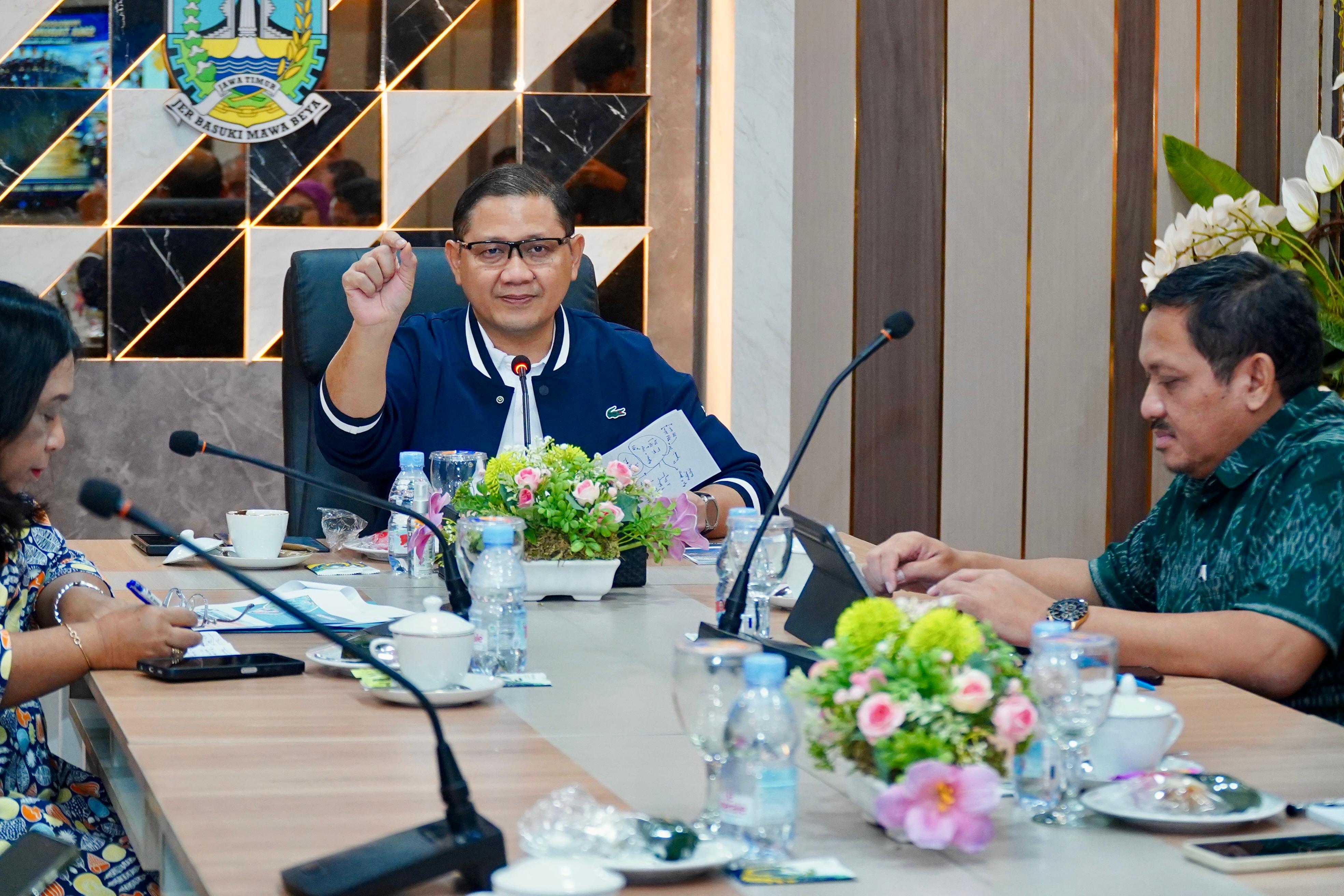 Kepala Dinas Pendidikan Provinsi Jawa Timur, Aries Agung Paewai, membahas masalah persekolahan. (IST)