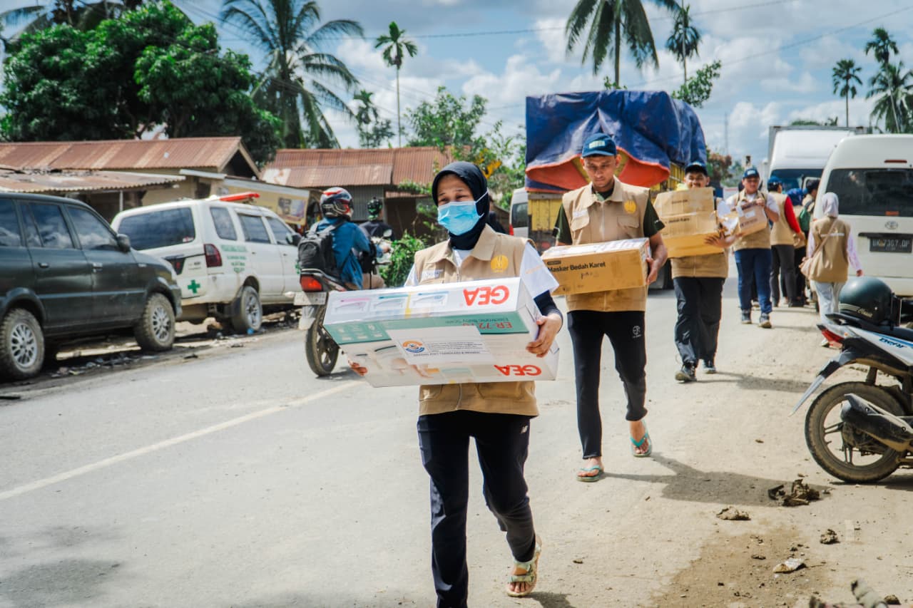 GERAK CEPAT: Fakultas Kedokteran (FK) Unesa menyalurkan bantuan alat kesehatan (alkes) untuk mendukung penguatan layanan medis pascabanjir di Kecamatan Kejuruan Muda, Kabupaten Aceh Tamiang.