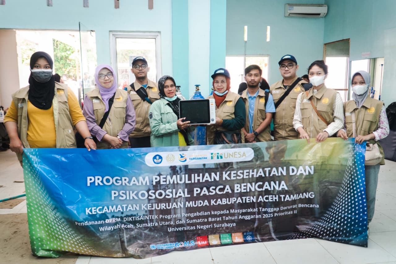 PEMULIHAN LAYANAN KESEHATAN: Penyaluran alkes merupakan bagian dari program Pengabdian kepada Masyarakat (PKM) FK Unesa yang dilaksanakan pada 16&ndash;20 Desember 2025.