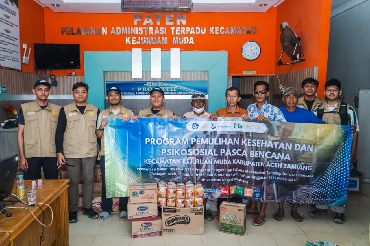 TEPAT SASARAN: Tim program Pengabdian kepada Masyarakat (PKM) FK Unesa saat menyalurkan bantuan logistik makan dan obat-obatan di Kecamatan Kejuruan Muda, Kabupaten Aceh Tamiang.