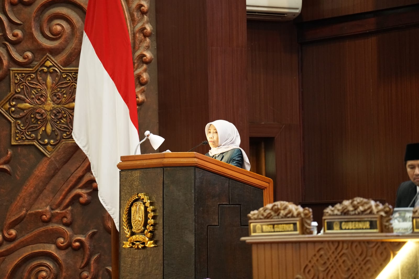 INGATKAN: Juru Bicara Fraksi PKB DPRD Jatim, Siti Mukiyarti, saat membahas di Raperda BUMD di rapat paripurna.(IST/RADAR SURABAYA)