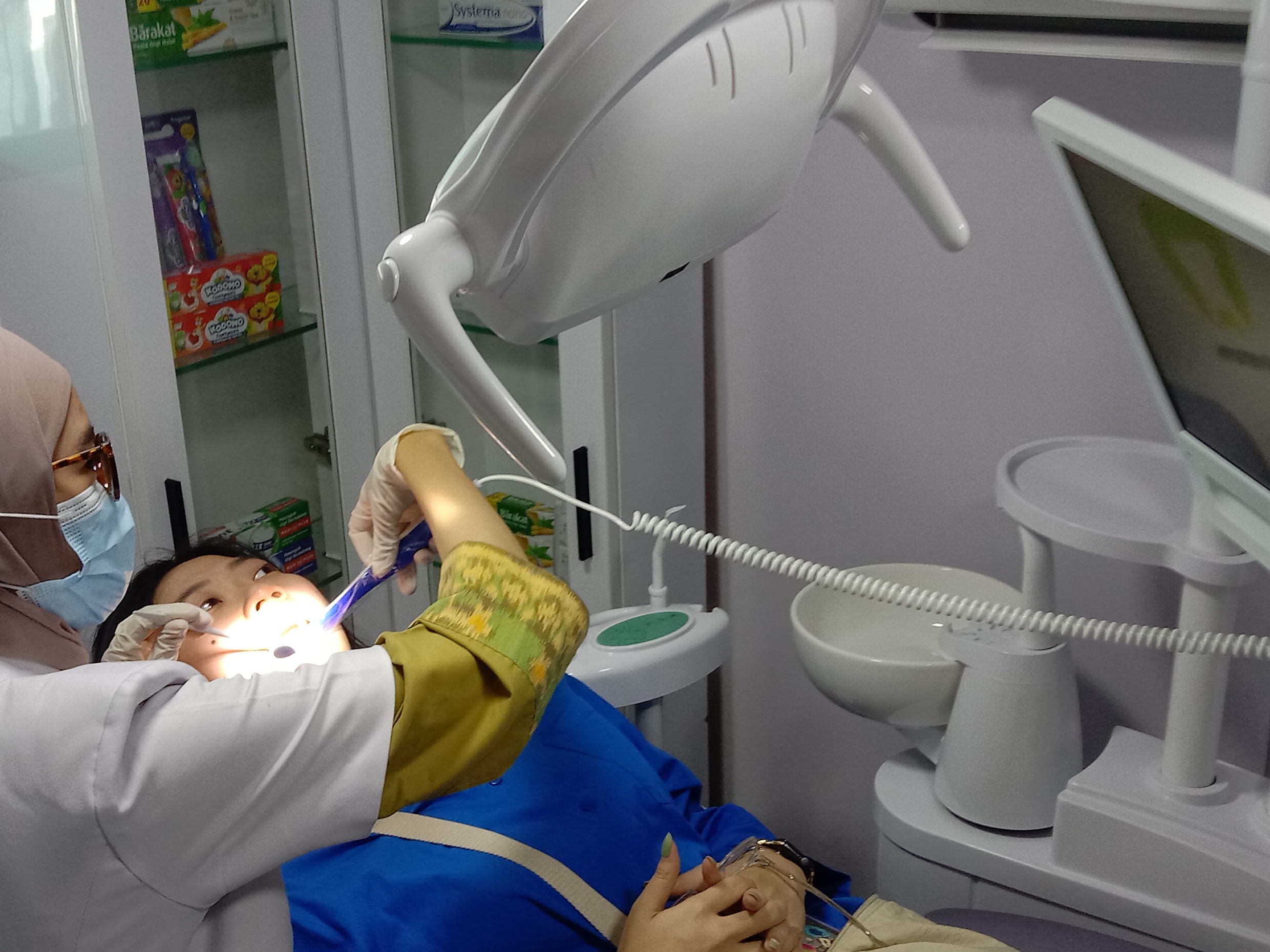 Rutin memeriksakan gigi ke dokter dapat mengurangi risiko penyakit gigi. Penyakit tersebut dapat menyebar dan memicu penyakit Diabetes hingga stroke.
