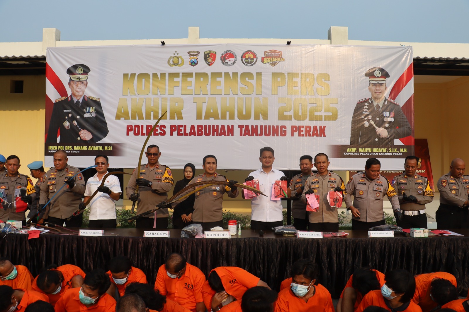 BARANG BUKTI: Polres Pelabuhan Tanjung Perak menangkap 462 tersangka dan menyita berbagai barang bukti kasus kejahatan selama 2025. (IST/RADAR SURABAYA)