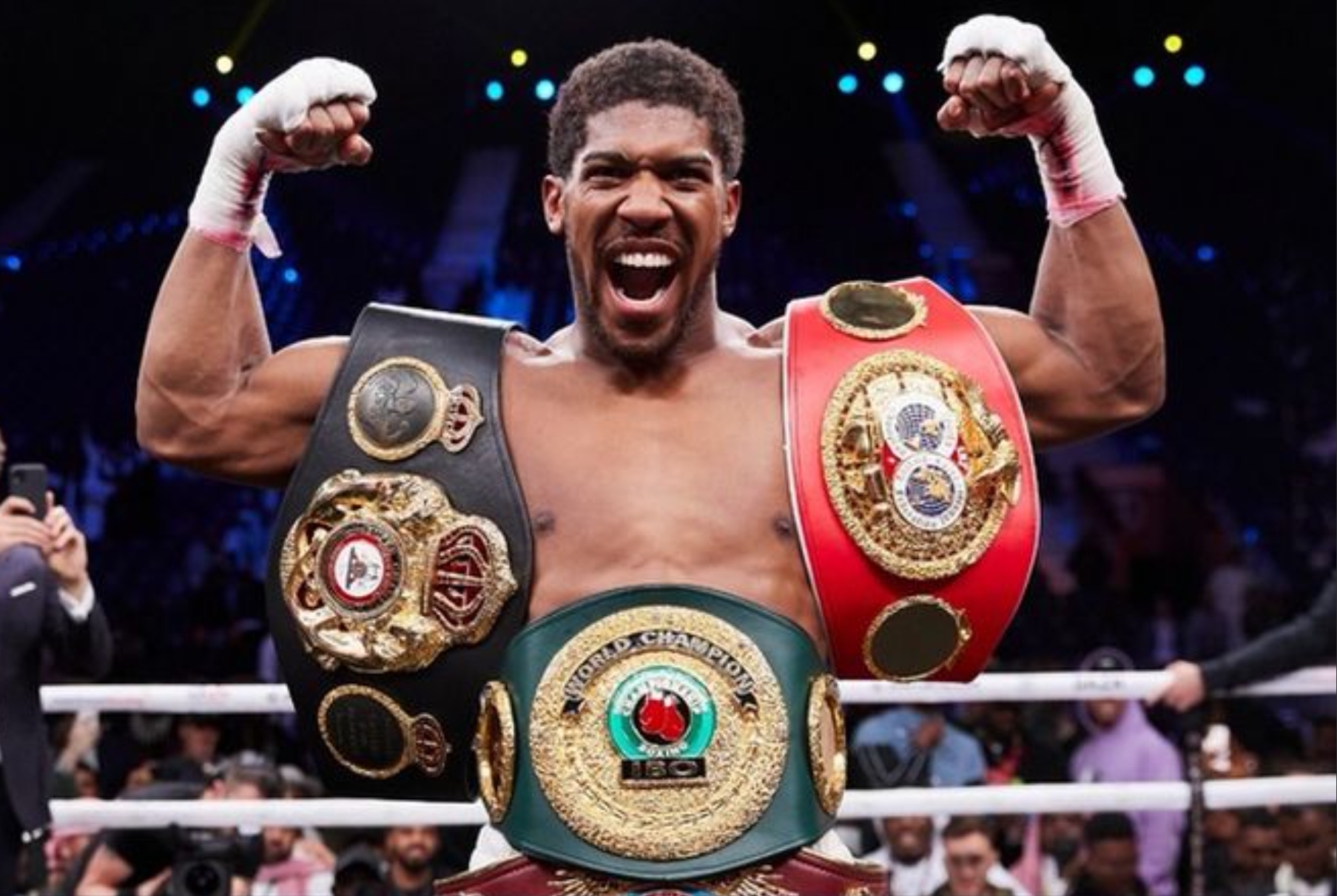 Petinju Anthony Joshua mengalami kecelakaan fatal di jalan tol Lagos&ndash;Ibadan, Nigeria.