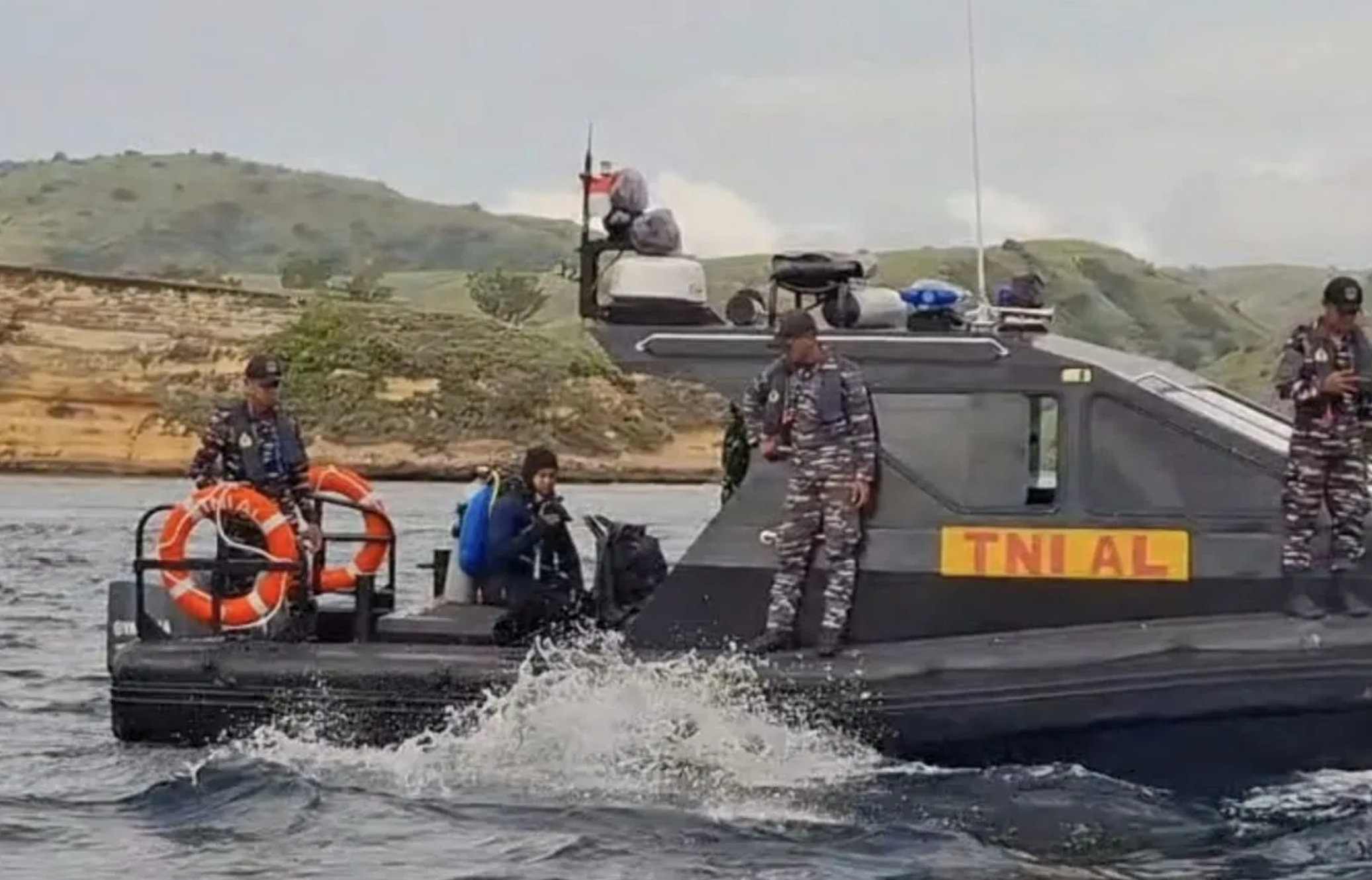 Alutsista Koarmada TNI AL dikerahkan untuk pencarian 3 korban tenggelamnya KM Putri Sakinah di Labuan Bajo.