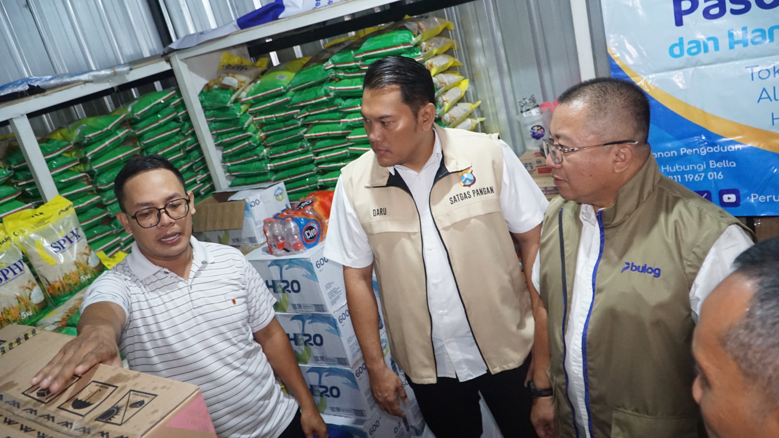 TERKENDALI: Pemimpin Perum Bulog Kanwil Jatim, Langgeng Wisnu A (paling kanan) saat sidak stok dan stabilitas harga pangan di sejumlah pasar jelang tahun baru 2026. (IST/RADAR SURABAYA)