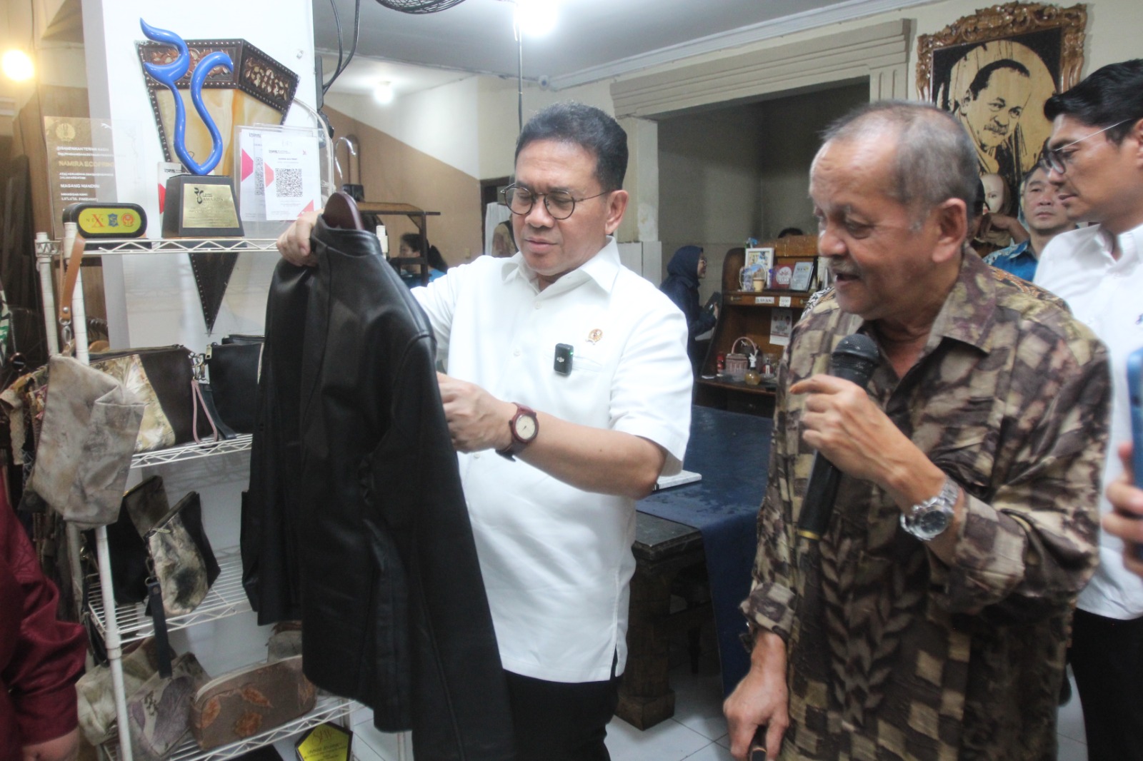 KUNJUNGAN: Mendag Budi Santoso (kiri) bersama owner Namira Ecoprint Didik Edy Susilo di workshop Namira Eco Print Surabaya. (ABDULLAH MUNIR/RADAR SURABAYA)