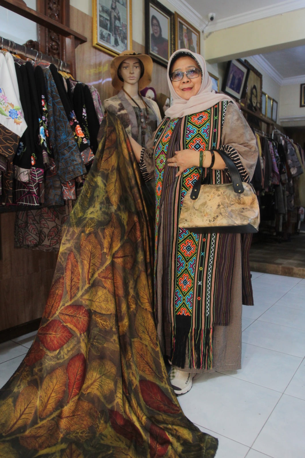 BERDEDIKASI: Owner Namira Ecoprint, Yayuk Eko Agustin. (ABDULLAH MUNIR/RADAR SURABAYA)