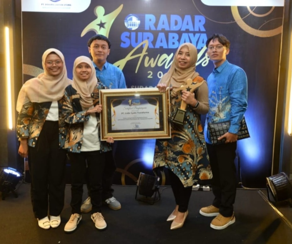 BUKTI NYATA: PT Indie Syafa Transforma saat menerima penghargaan Radar Surabaya Awards 2025 berkat dedikasi dalam memberikan edukasi dan transparansi dalam pembelian properti.(IST/RADAR SURABAYA)