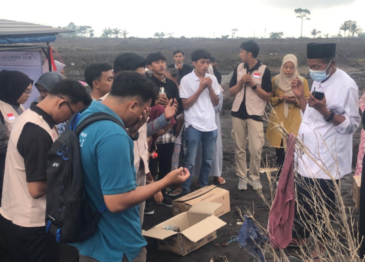 PEDULI: Tim Indie Syafa Transformaa bersama relawan memanjatkan doa sebelum menyalurkan bantuan sosial pada korban terdampak erupsi Gunung Semeru sebagai wujud kepedulian dan solidaritas kemanusiaan.