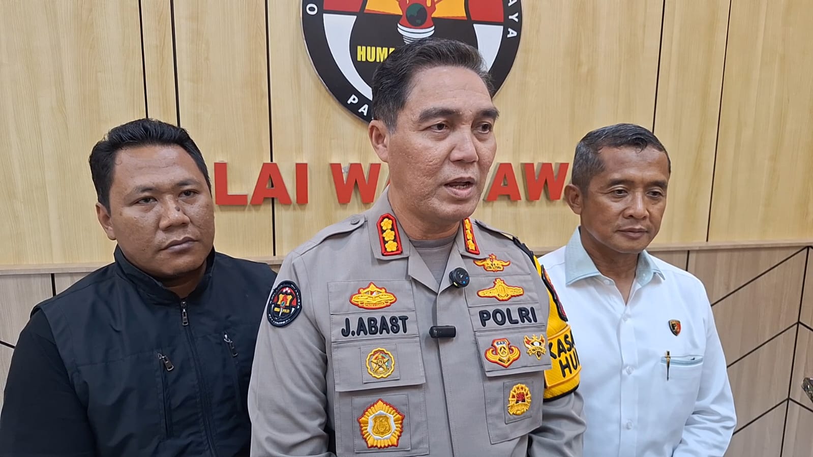 KETERANGAN: Kabid Humas Polda Jatim Kombes Pol Jules Abraham Abast memastikan sudah ada tiga tersangka diamankan terkait kasus perusakan rumah nenek Elina di Surabaya. (IST/RADAR SURABAYA)