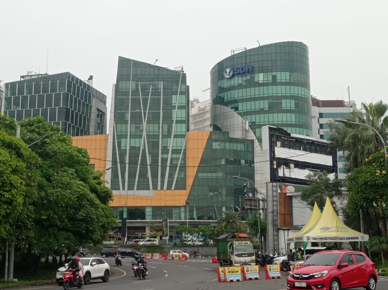 DIJAGA: Bundaran Cito menjadi salah satu titik penyekatan atau pengalihan arus yang dilakukan Satlantas Polrestabes Surabaya pada malam tahun baru. (SURYANTO/RADAR SURABAYA)
