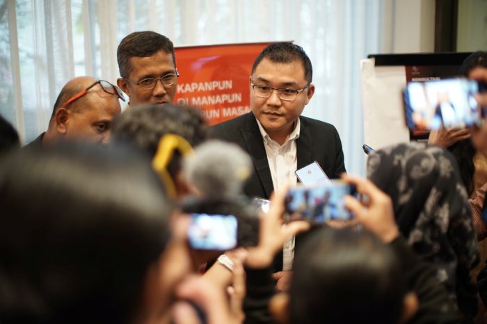 Saat diwawancari sejumlah wartawan dalam acara seminar perpajakan di surabaya