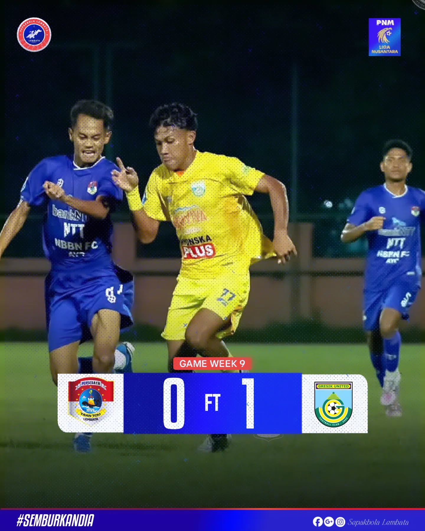 Persebata Lembata (biru) agak kesulitan meredam serangan Gresik United di Lapangan Thor Surabaya. (IST)