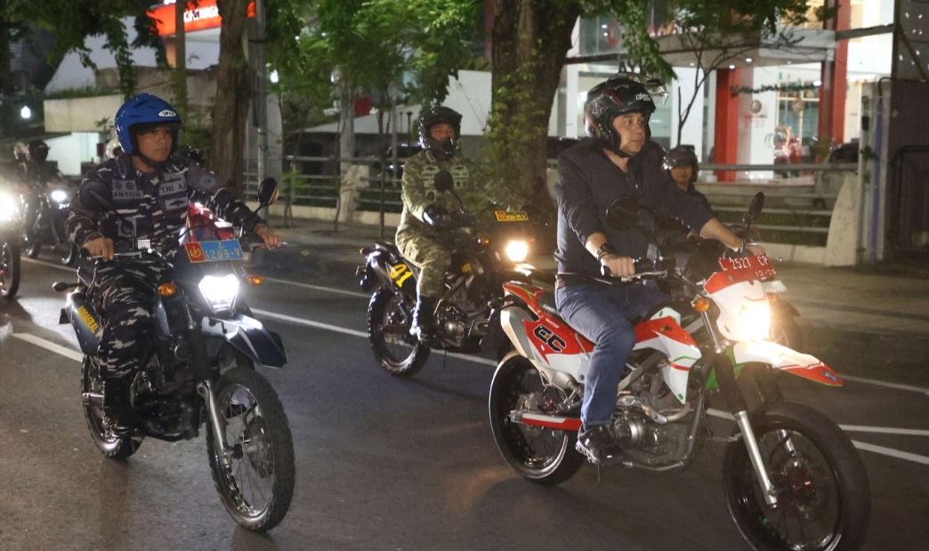 Wali Kota Surabaya Eri Cahyadi keliling kota pantau perayaan tahun baru.