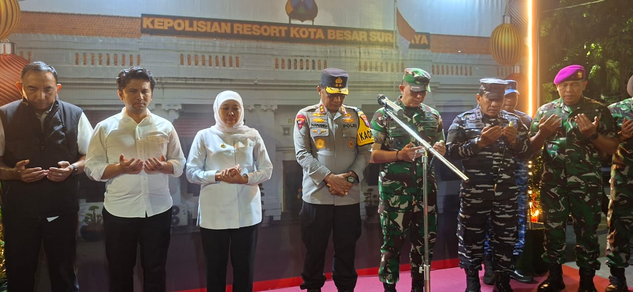 DOA BERSAMA : Forkopimda Jatim berdoa bersama menyambut malam pergantian tahun di pos pantau Taman Bungkul Jalan Darmo Surabaya, Rabu malam (31/12). (MAHRUS/RADAR SURABAYA)