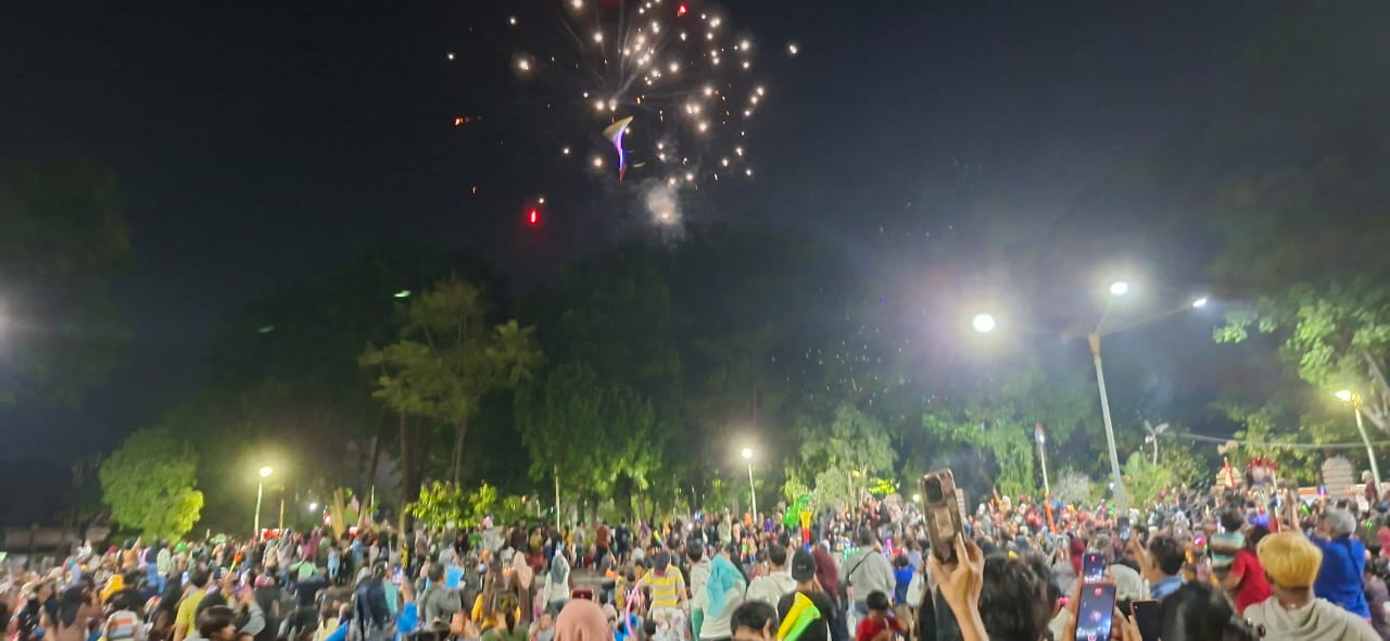 TUMPLEK BLEK : Ribuan warga Surabaya merayakan malam pergantian tahun di tengah Taman Bungkul, Jalan Darmo Surabaya, Kamis (1/1).