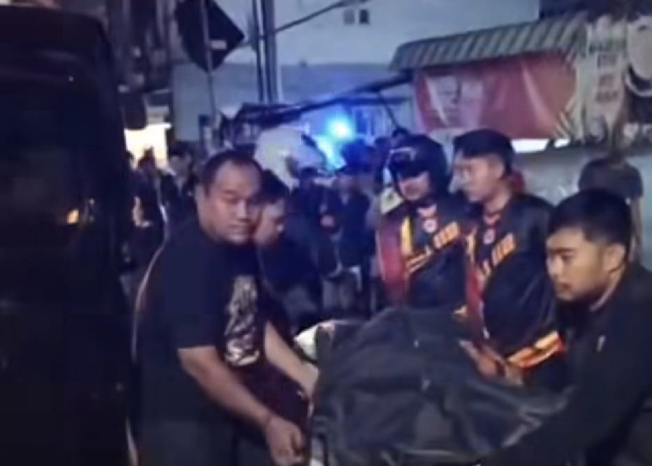 EVAKUASI : Petugas gabungan mengevakuasi jenazah Saidatul Mushohafah korban kecelakaan di Jalan Mastrip Warugunung, Karangpilang, Surabaya, Rabu (31/12). (IST/RADAR SURABAYA)