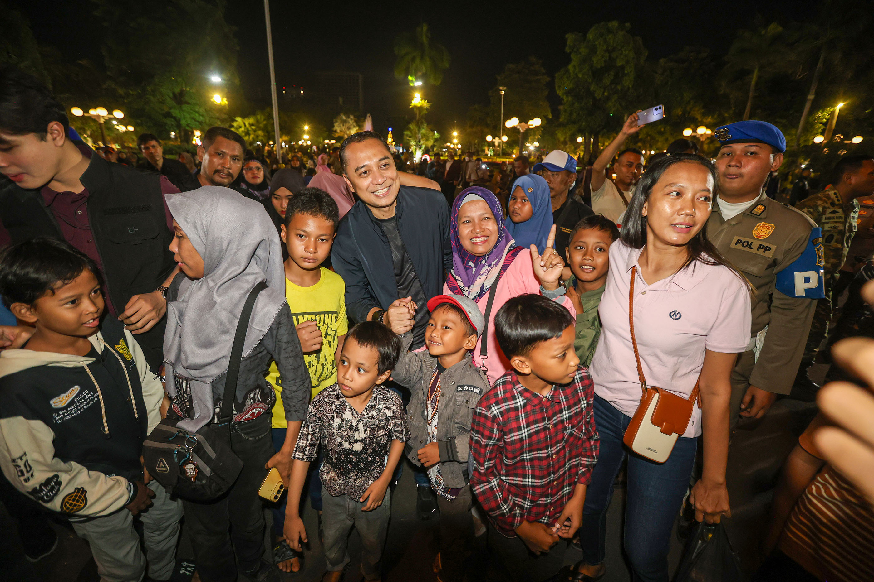 Wali Kota Surabaya Eri cahyadi bersama warga rayakan tahun baru.