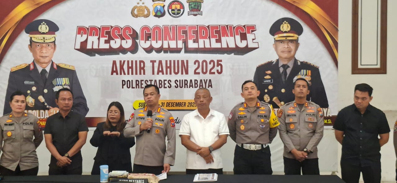 ANEV: Kapolrestabes Surabaya Kombes Pol Lutfhie Sulistiawan menyampaikan capaian selama 2025. Ratusan tersangka curanmor ditangkap. (MAHRUS/RADAR SURABAYA)