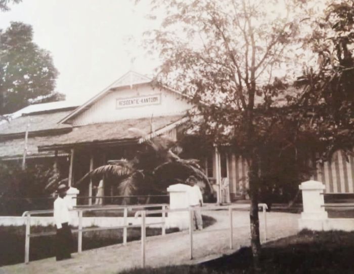 JADUL: Kantor residen sementara di Kota Surabaya di era Hindia Belanda. Kantor ini menempati kantor Bea Cukai yang berada di sebelah Utara Willemplei atau Taman Jayengrono.