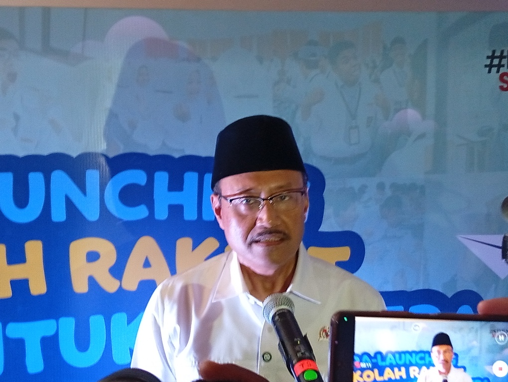 Mensos Gus Ipul saat memberikan keterangan kepada wartawan di Grha Unesa. (Rahmat Sudrajat/Radar Surabaya)