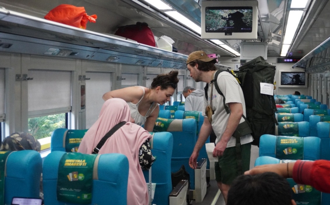 Wisatawan mancanegara di Stasiun Surabaya Gubeng menggunakan kereta api saat libur natal dan tahun baru.