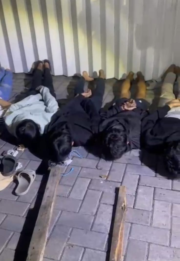 DIAMANKAN: Belasan remaja di Polsek Tanbaksari usai konvoi pada malam tahun baru. Mereka membawa sajam dan balok.(IST/RADAR SURABAYA)