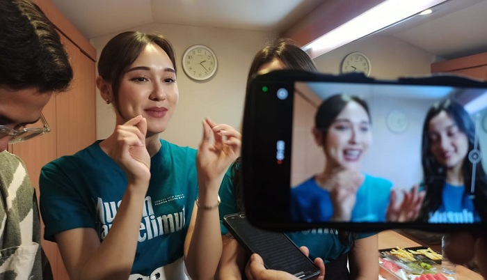 REKAM: Salah satu pemeran film Musuh dalam Selimut, Yasmin Napper, diwawancarai saat di Surabaya.