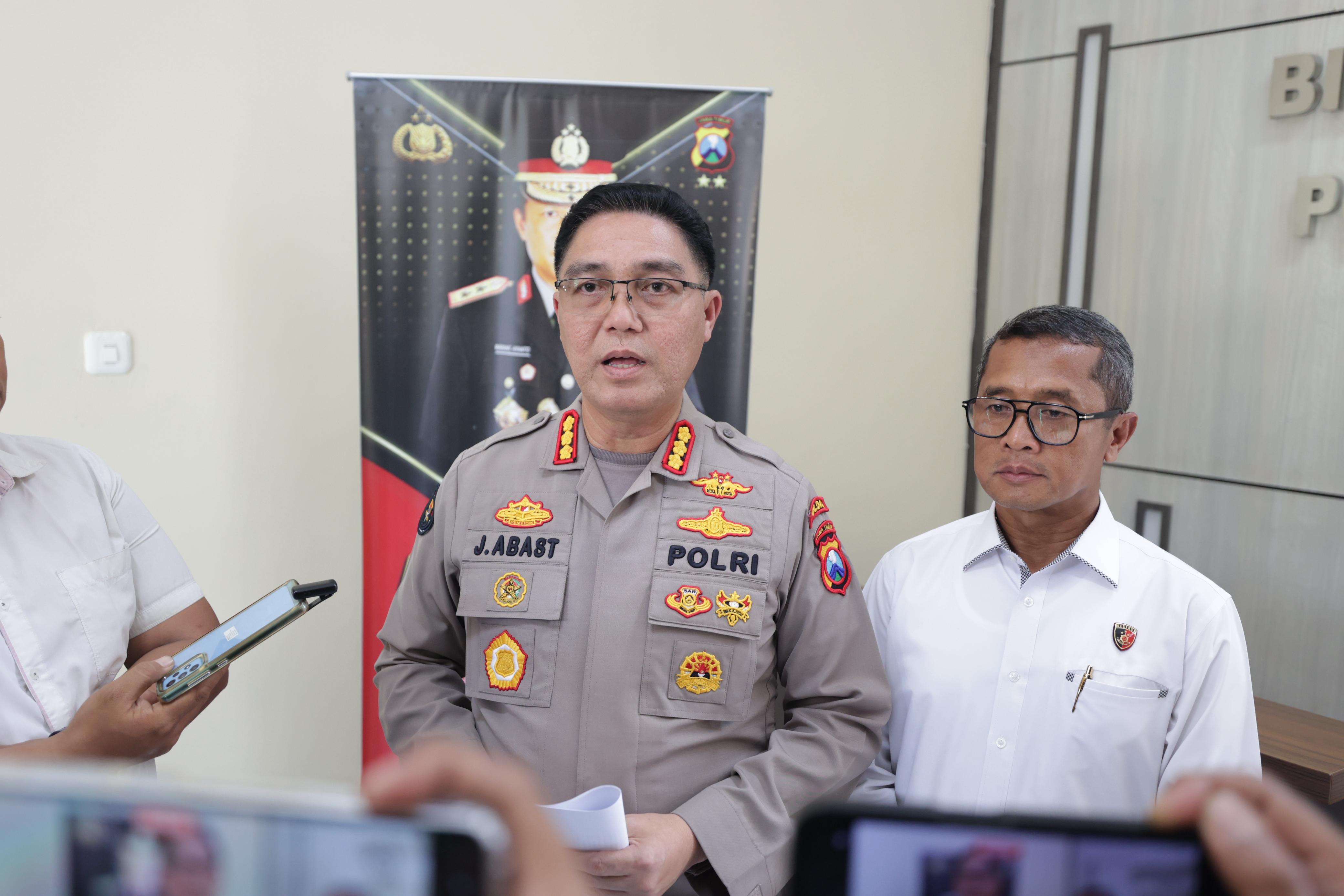 TAMBAH: Kabid Humas Polda Jatim Kombes Pol Jules Abraham Abast menyampaikan perkembangan kasus kekerasan dan perusakan rumah di Surabaya. (IST/RADAR SURABAYA)
