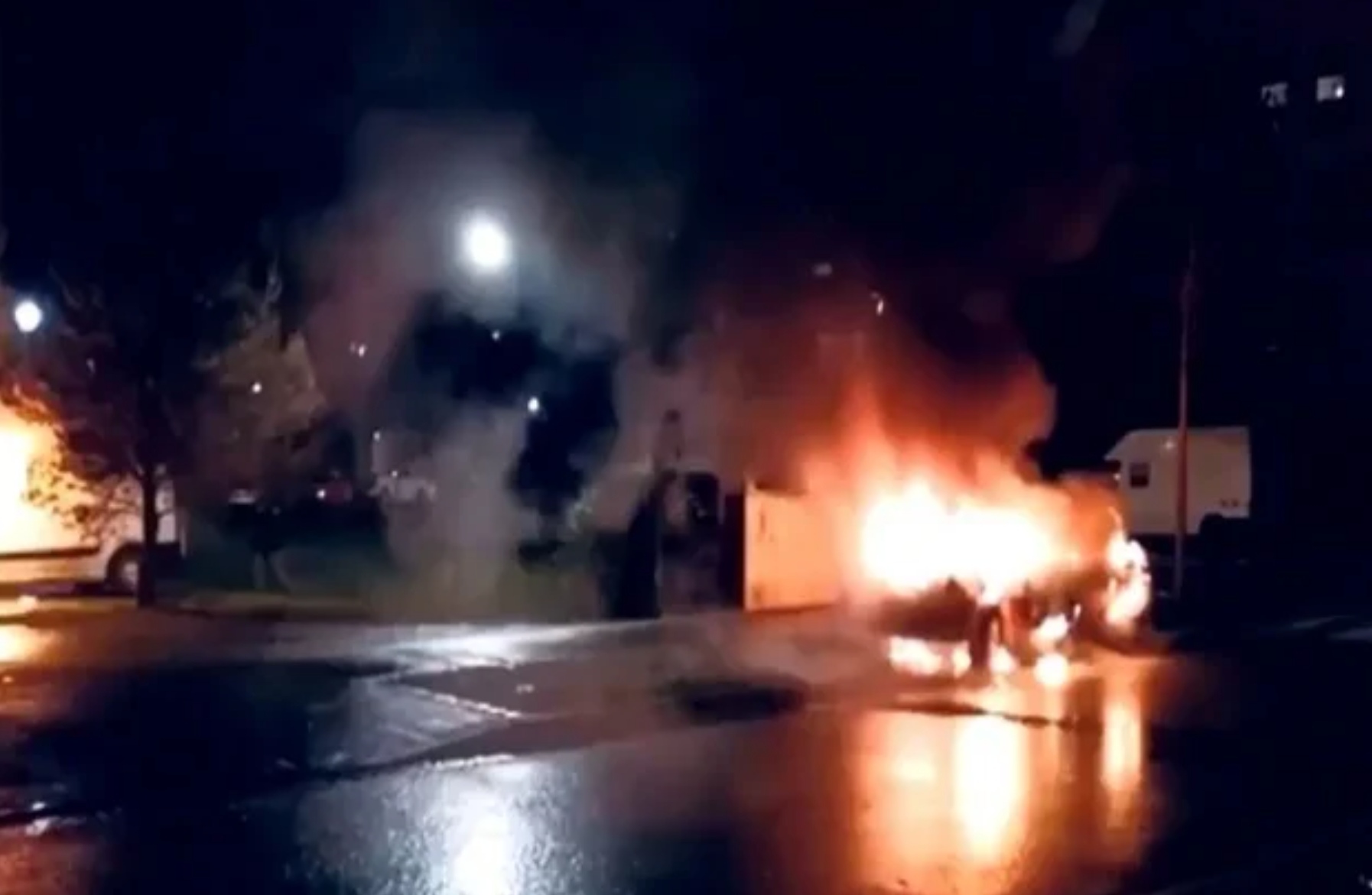 Mobil-mobil di jalanan Strasbourg dibakar saat malam tahun baru.