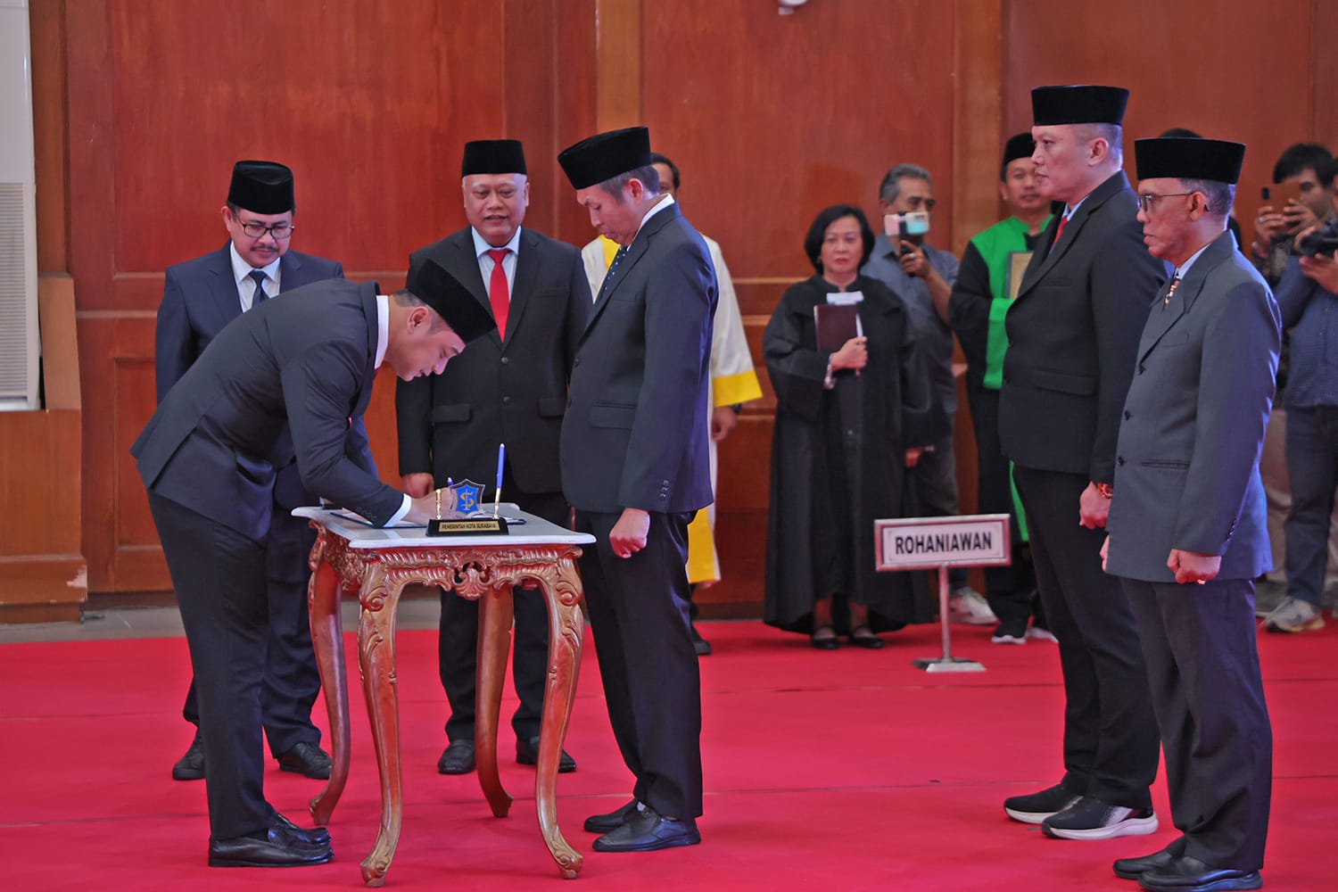 GEBRAKAN: Wali Kota Surabaya Eri Cahyadi saat melantik pejabat baru di Pemkot Surabaya. Ia mengaku akan menilai setiap 6 bulan sekali dan rapor akan ditunjukkan ke publik.(IST/RADAR SURABAYA)