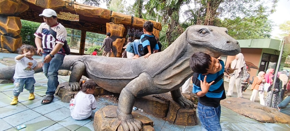 WISATA FAVORIT: Ribuan pengunjung yang didominasi keluarga, memadati area wisata Kebun Binatang Surabaya (KBS) untuk menikmati waktu liburan Nataru.