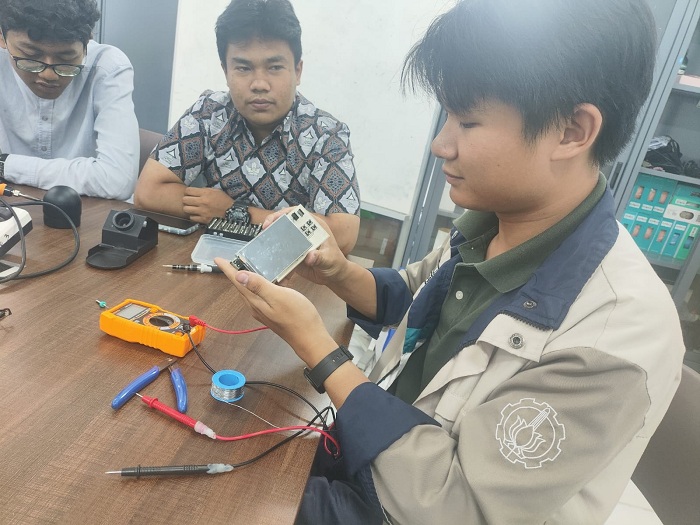 INOVASI: Nikolas Stanislaus Sanjaya (kanan) salah satu anggota Tim TBCare, menjelaskan mengenai cara kerja alat deteksi TBC berbasis suara batuk.