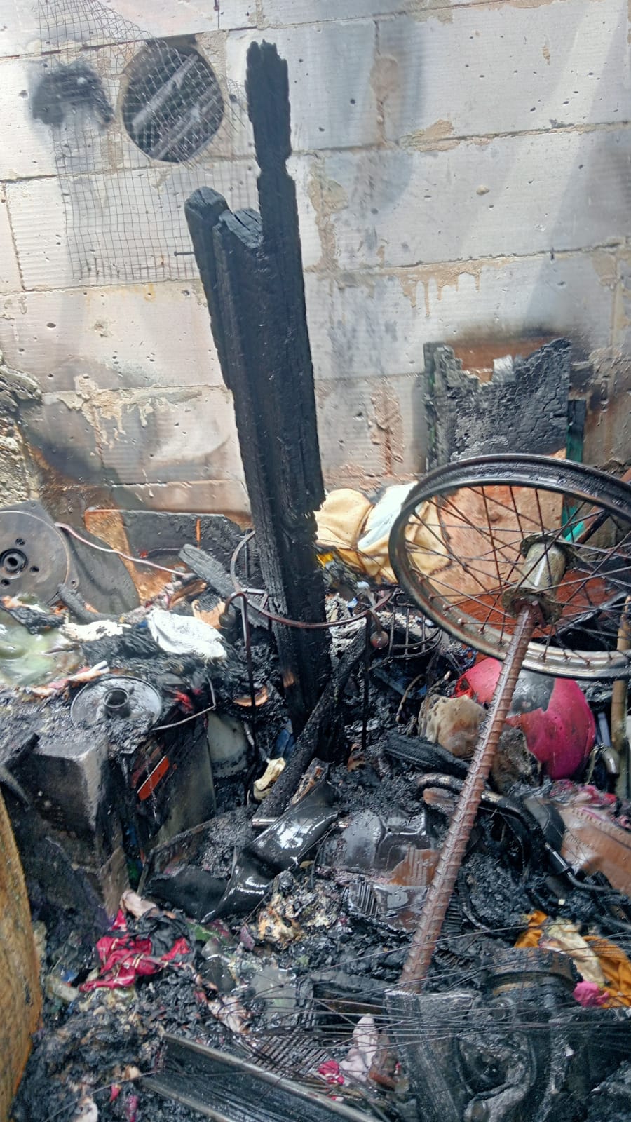 HANGUS : Kondisi gudang rongsokan di lantai dua rumah warga Jalan Kendangsari XI, Surabaya ludes terbakar, Sabtu (3/1).(IST/RADAR SURABAYA)
