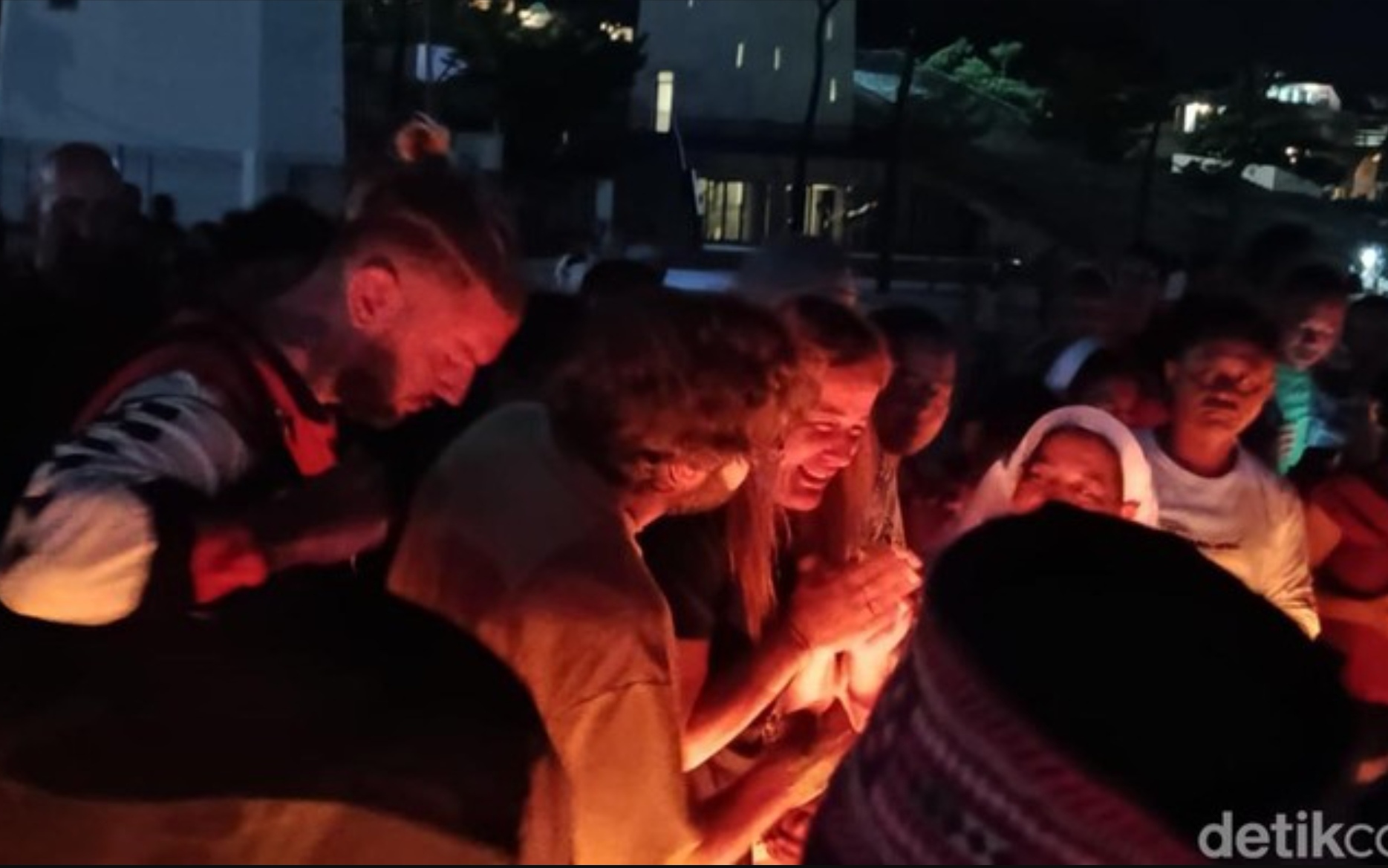 Istri pelatih Valencia CF, Martin Carreras Fernando,&nbsp;Mar Martinez Ortuno menangis saat doa bersama di kawasan Marina Waterfront Labuan Bajo, Manggarai Barat, Jumat (2/1) malam.&nbsp;