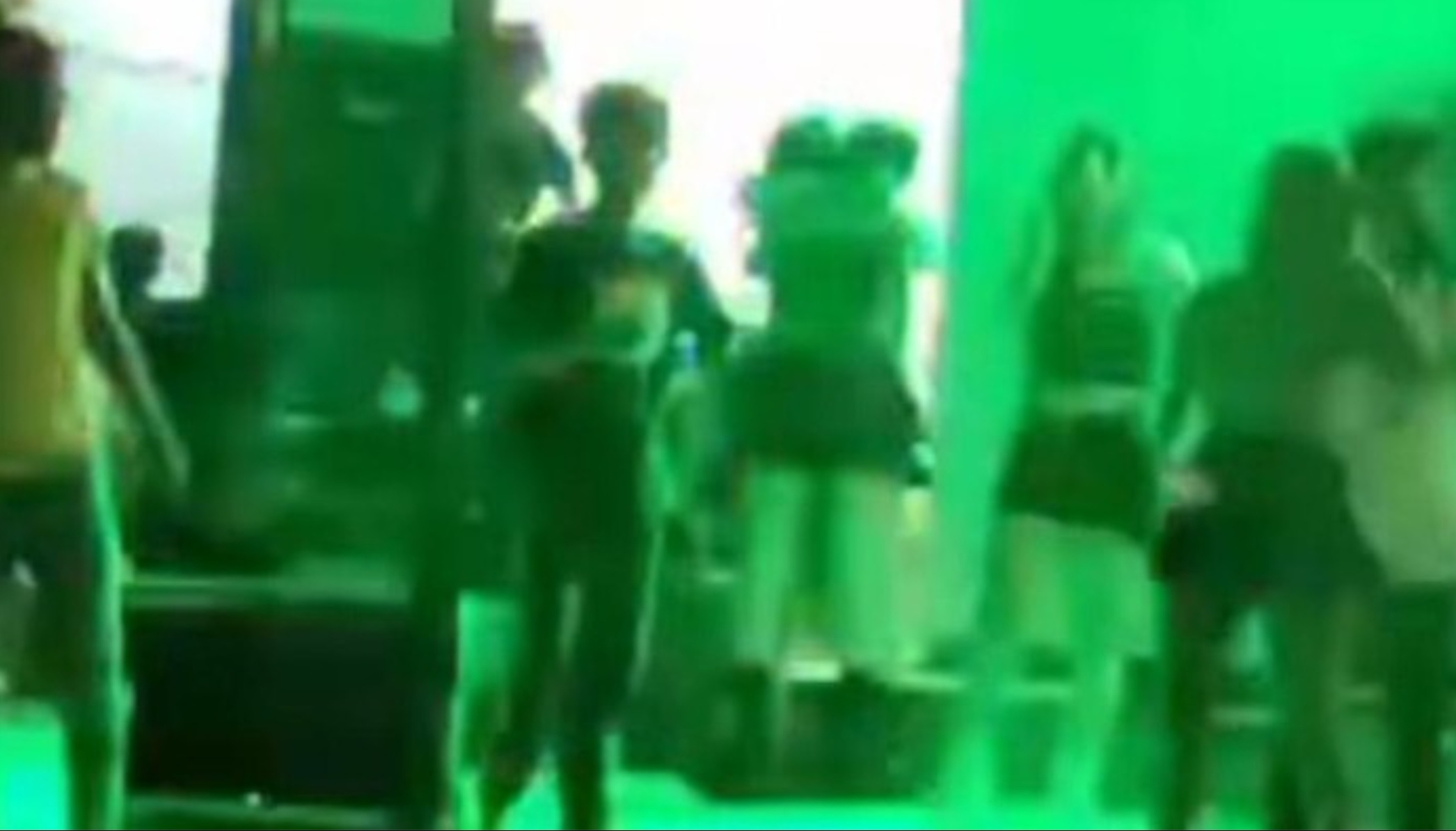 Tangkapan layar video viral yang menampilkan pesta miras dan joget-joget di halaman Puskesmas Latowu, Kolaka Utara.