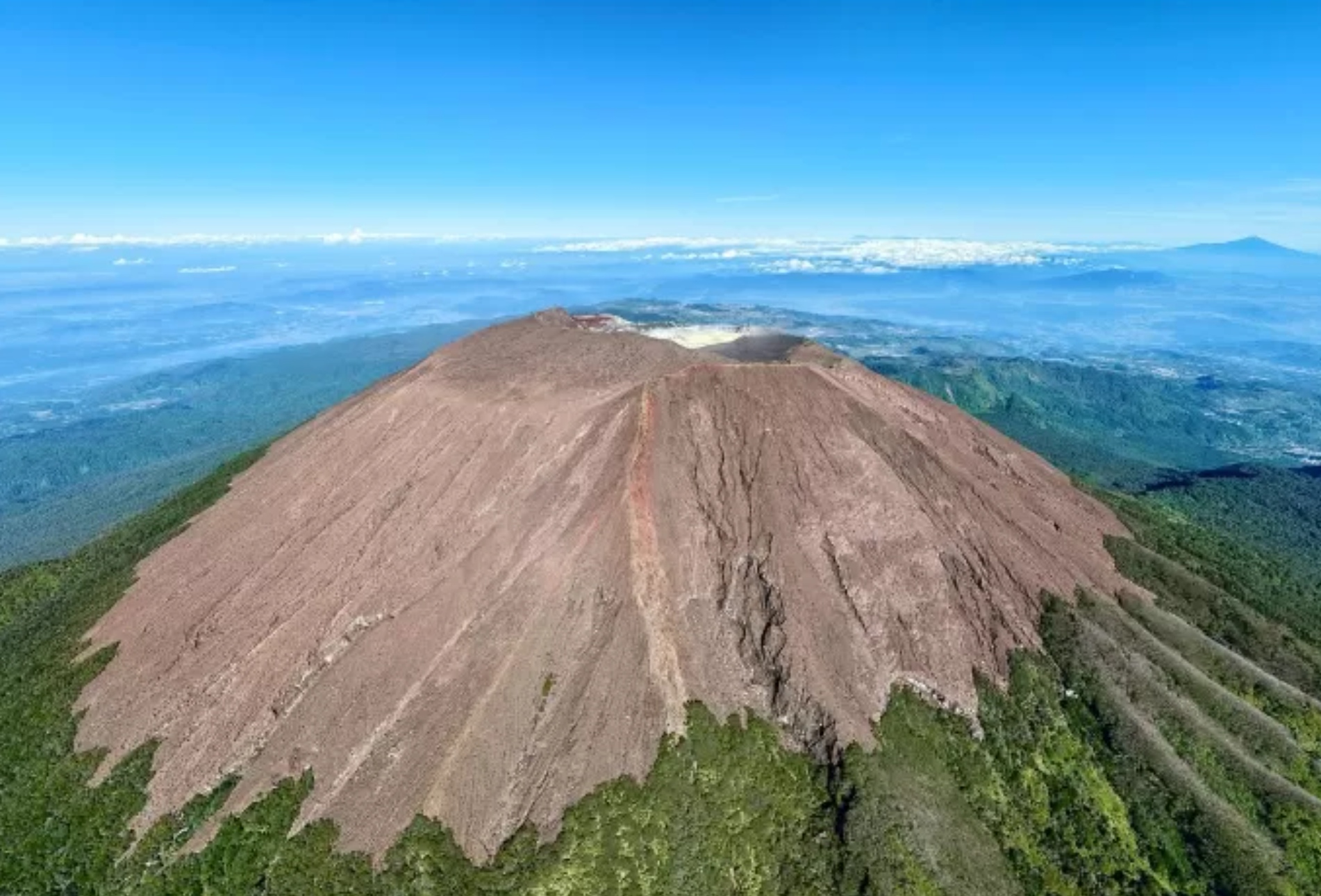 Seorang pendaki remaja hilang di Gunung Slamet sejak 27 Desember 2025.