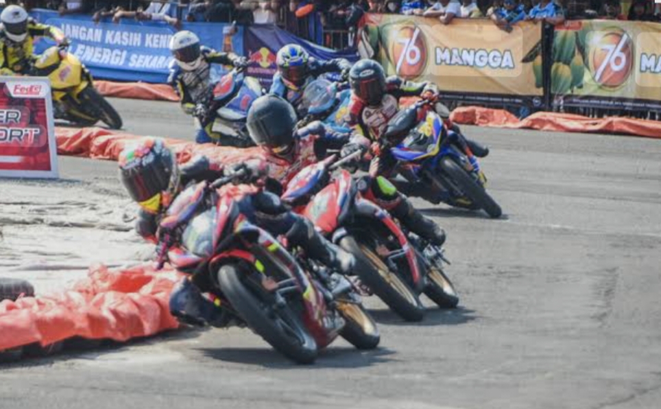 Foto dokumentasi balap motor di Sirkuit Gelora Bung Tomo (GBT) Surabaya.