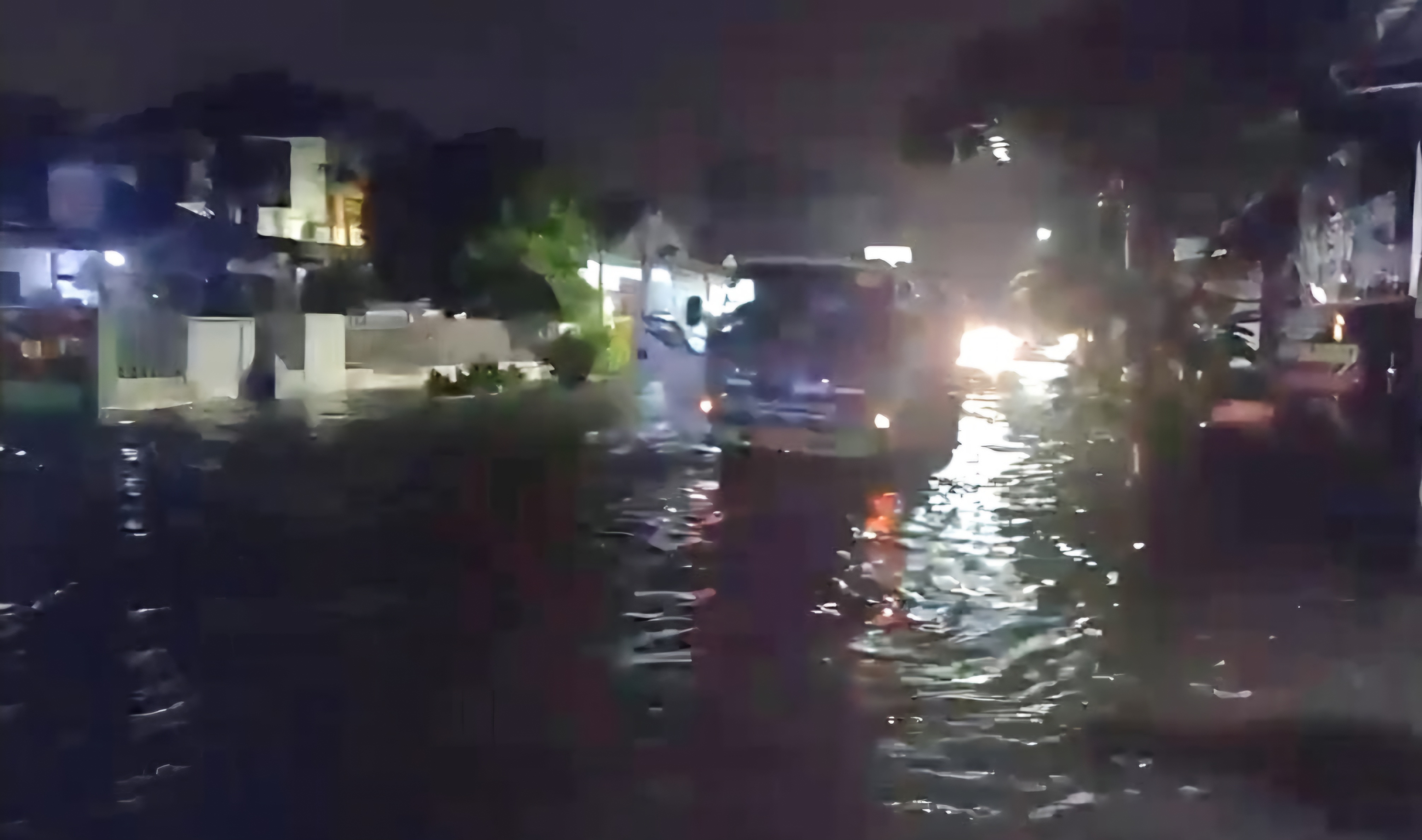 TERGENANG: Mobil saat melintas di kawasan Rungkut Menanggal, Surabaya. Sejumlah kawasan terendam banjir usai hujan deras sejak Minggu (4/1) sore hingga malam hari.(IST/RADAR SURABAYA)