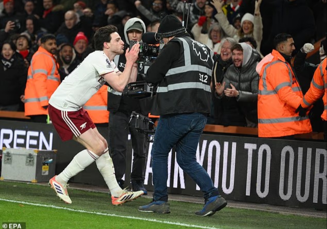 &ldquo;Declan Rice berlari menuju para pendukung Arsenal yang berada di sudut stadion, menggenggam kamera televisi dengan kedua tangan, lalu mendaratkan sebuah ciuman tepat di lensa kamera.