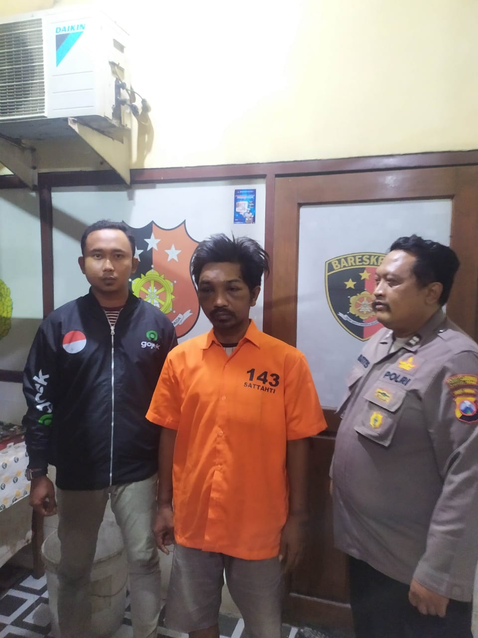 BABAK BELUR: Tersangka MB diamankan Polsek Semampir usai dihajar massa di Jalan Wonokusumo Wetan, Surabaya, usai mencuri motor temannya.(IST/RADAR SURABAYA)